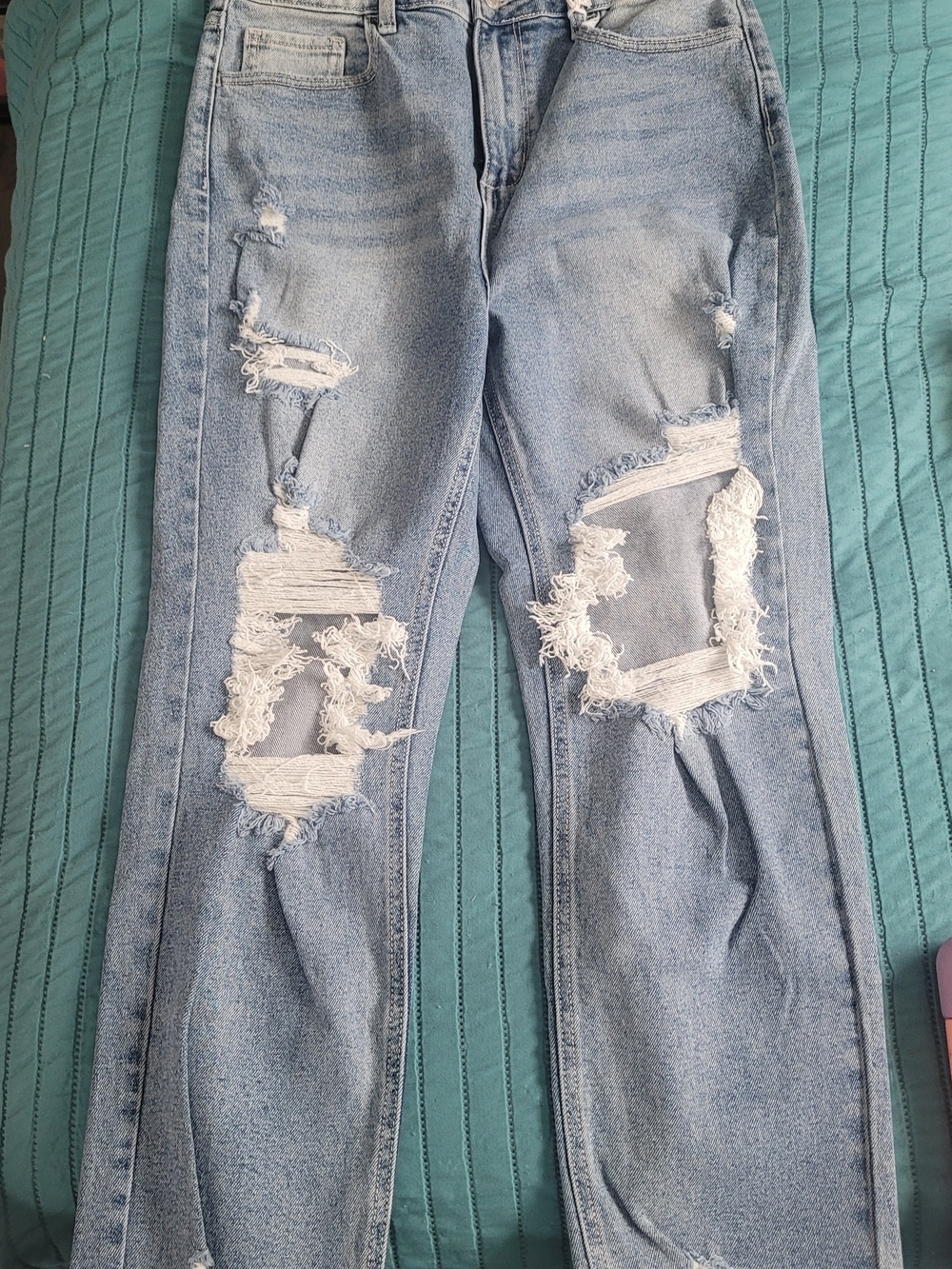 Light Blue Distressed Women’s Jeans - Classic Ripped Style
